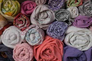 Havlular ve çarşaflar belli bir şekilde katlanır. Depolama sistemi, dolap. Havalandırma. Havlular tüplerde saklanır..