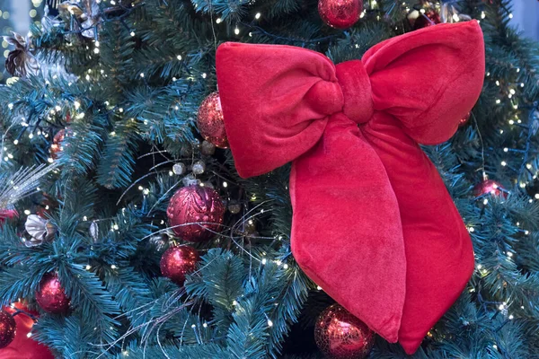 Árvore de Natal elegante com grandes arcos vermelhos. Arcos feitos de tecido são a principal decoração da árvore de Natal. foco seletivo. — Fotografia de Stock