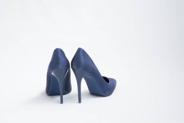 Bir çift yüksek topuklu mavi ayakkabı. Süet kadınların beyaz arka planda şık ayakkabıları vardır. Güzel yüksek ve kadınsı topuk