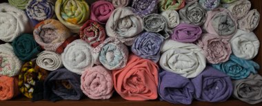 Havlular ve çarşaflar belli bir şekilde katlanır. Depolama sistemi, dolap. Havalandırma. Havlular tüplerde saklanır..