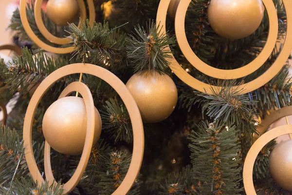 A árvore de Natal está decorada com bolas douradas elegantes. Direção de tendência no projeto monocromático. Árvore de Natal elegante. — Fotografia de Stock