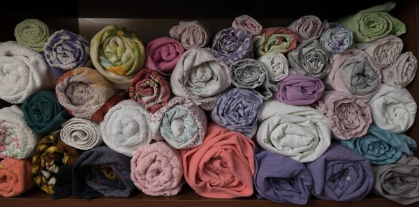 Handdukar och sängkläder är vikta på ett visst sätt. Förvaringssystem, skåp. Ventilation. Handdukar förvaras i rör. — Stockfoto