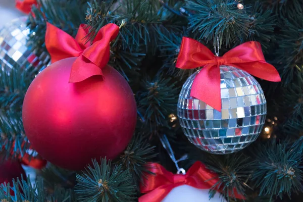 Árvore de Natal elegante com grandes arcos vermelhos. Arcos feitos de tecido são a principal decoração da árvore de Natal. foco seletivo. — Fotografia de Stock