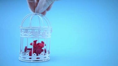 Tıbbi eldivendeki bir el, koronavirüsü metal bir hapishaneden çıkarır. Biyolojik silah üretme kavramı. İnsanlık için tehlike. Yeni koronavirüs türleri. Omicron