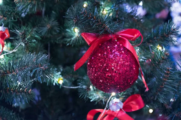 Árvore de Natal elegante com grandes arcos vermelhos. Arcos feitos de tecido são a principal decoração da árvore de Natal. foco seletivo. — Fotografia de Stock