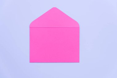 Tek renkli arka planda parlak pembe bir zarf. Mesaj için yer var. Sevgililer Günü. Düğününüz veya doğum gününüz kutlu olsun. Arkaplan, doku.