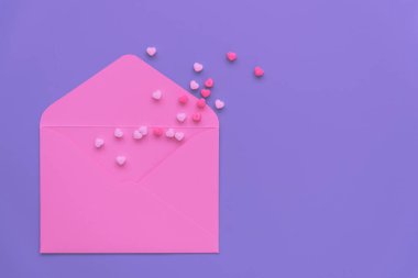 Moda rengi 2022 olan şık bir kartpostal. Çok şık. Sevgililer Günü, tebrik ya da ilan-ı aşk. Düğün, yıldönümü ya da nişan. Çok renkli kalplerin olduğu açık bir zarf.