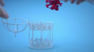 Tıbbi eldivendeki bir el, virüsü metal bir kafese yerleştirir. Coronavirüs 'ü yenme konsepti. Virüsün aşısı ve tedavisi. Bir doktorun işi, bir aşı üreticisinin işi, bir