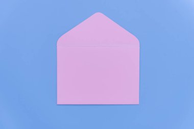 Tek renkli arka planda parlak pembe bir zarf. Mesaj için yer var. Sevgililer Günü. Düğününüz veya doğum gününüz kutlu olsun. Arkaplan, doku.