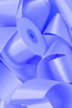 Hediyeleri paketlemek için şenlik kurdele. Kurdele, trend rengi 2022. Çok peri. Üst görünüm, arkaplan, doku.