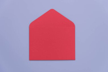 Mavi arka planda açık kırmızı bir zarf. Mesaj için yer var. Güzel Sevgililer Günü kartı. Aşk ilanı. Düğün davetiyesi, doğum günü ya da Christina. Tutkulu aşk.