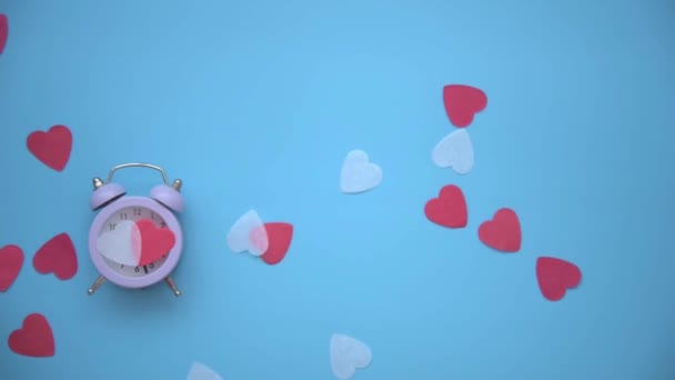 Lihat dari atas. Hati yang menuangkan pada jam alarm. Konsep. Waktunya untuk cinta. Happy Valentines Day. — Stok Video