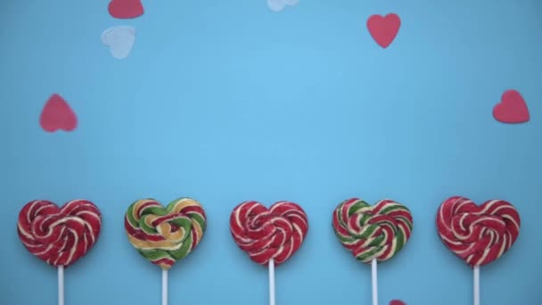 Tatlı lolipoplar. Kalp şeklinde şekerler var. Sulu ve şık Sevgililer Günü kartı. Festival dekorasyonu için şık arkaplan. — Stok video