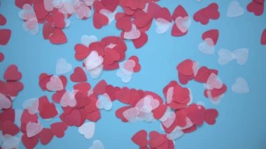 Hafif bir esintiyle kalpler kırılır. Tatiller için kartpostal. Sevgililer Günü, düğün, düğün, nişan. Doğum günü.