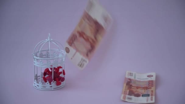 The coronavirus has been planted in a cage. Money bills are pouring from above. Russian rubles are falling from above. The concept of financial costs to combat the pandemic. — Vídeo de Stock