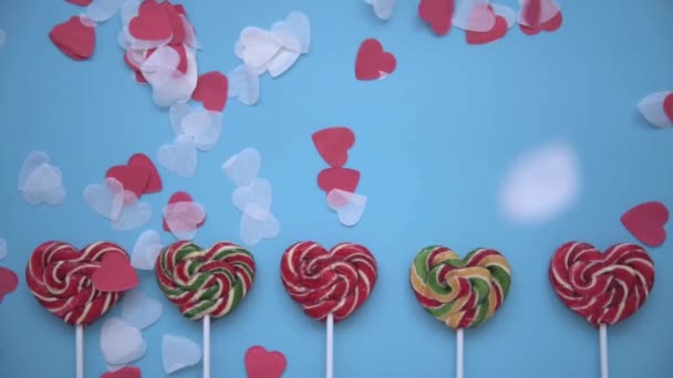 Zoete lolly 's. Snoep in de vorm van een hart. Sappige en stijlvolle Valentijnskaart. Stijlvolle achtergrond voor feestelijke decoratie. — Stockvideo