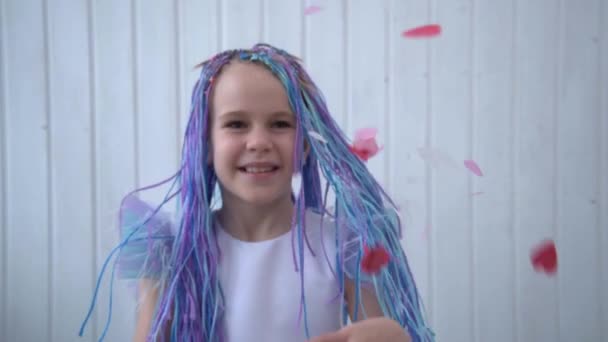 Une adolescente danse et s'amuse. L'enfant vomit des confettis de son cœur. Le concept de j'aime dans les réseaux sociaux. Le concept de félicitations pour la Saint-Valentin. Une belle fille — Video