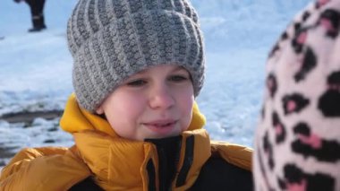 Arkadaşlar kışın caddelerde canlı iletişim kurarlar. Kızlar kışlık giysiler giydiler. Her yerde kar var. Gülümsemeler, duygular.