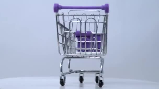 The shopping cart spins around its axis. Shopping cart on wheels. — Stock Video