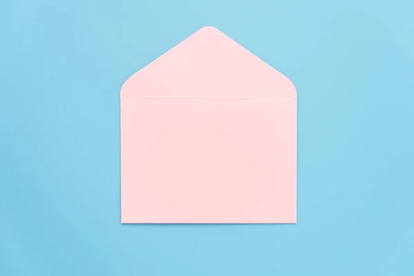 Bright pink envelope on a monochromatic background. Space for text. Valentines Day. Congratulations on your wedding or birthday. Background, texture. — Stock Photo, Image