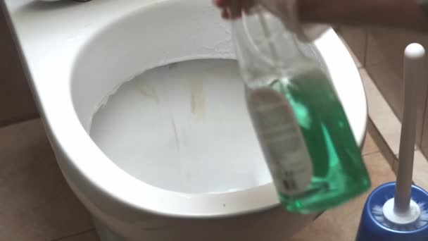 Desinfectie van het toilet met een speciaal gereedschap. Een handschoen behandelt het sanitair met een desinfecterende spray. — Stockvideo