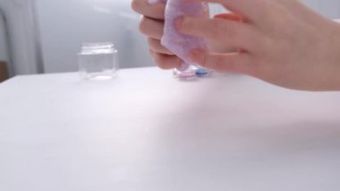 Çocukların elleri, yakın plan. Çocuk yapışkan bir oyuncakla oynuyor. Stres atmak. Güzel oyuncak. Rahatlama ve iyileşme.