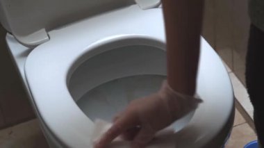 Eldivenli bir el tuvaleti siler. Temizlik, dezenfeksiyon..