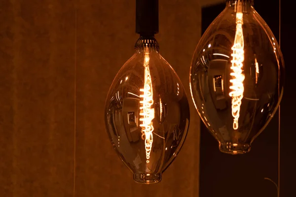 Grandes lámparas transparentes en el interior del hogar. luz amarilla cálida —  Fotos de Stock