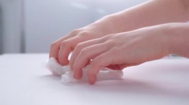 Çocukların elleri, yakın plan. Çocuk yapışkan bir oyuncakla oynuyor. Stres atmak. Güzel oyuncak. Rahatlama ve iyileşme.