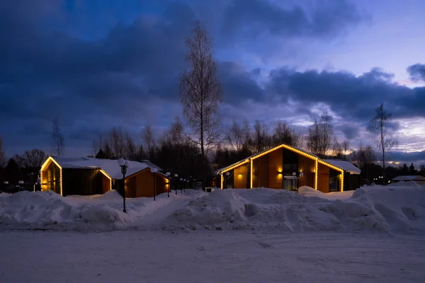 Una Calle Cubierta Nieve Casas Estilo Granero Las Casas Están — Foto de Stock