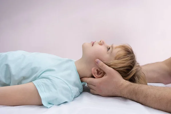 Belle adolescente au rendez-vous chez le médecin. L'ostéopathe travaille avec la colonne cervicale. Travailler avec la tête des patients. Belle peinture délicate — Photo