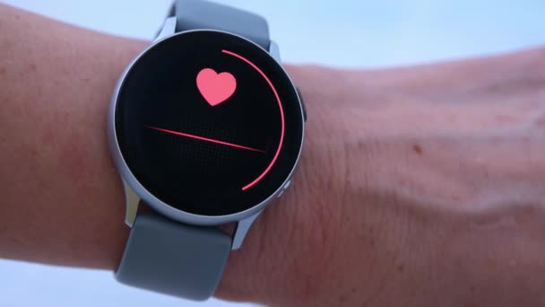 Verificarea ritmului cardiac cu ceas inteligent. Close-up — Videoclip de stoc