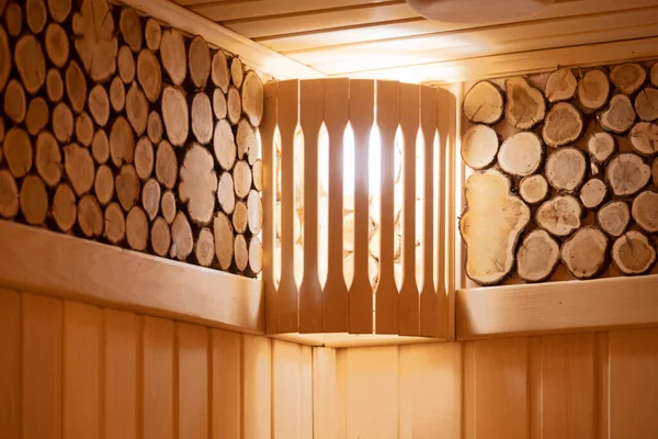 Decoración de sauna. Decoración de madera. Aromaterapia con aceites de árbol. Sauna interior. Lámpara en el interior de la sauna de hierbas —  Fotos de Stock