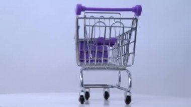 Alışveriş arabası kendi ekseni etrafında döner. Tekerlekli alışveriş arabası. 