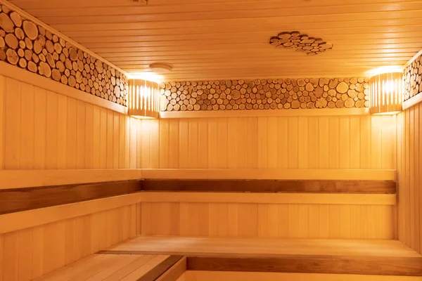 Dekoracja sauny. Wystrój drewna. Aromaterapia olejkami drzewnymi. Wnętrze sauny — Zdjęcie stockowe