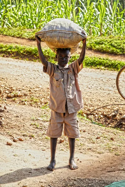 Kleiner afrikanischer Junge mit einer großen Tüte Kaffeebohnen — Stockfoto