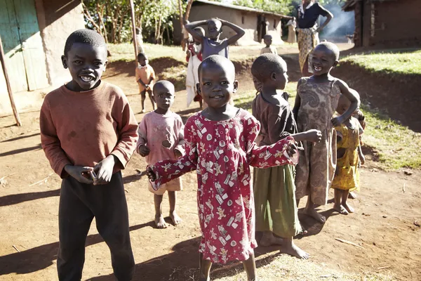 Un grupo de niños africanos de pie en el camino de la aldea Fotos De Stock Sin Royalties Gratis