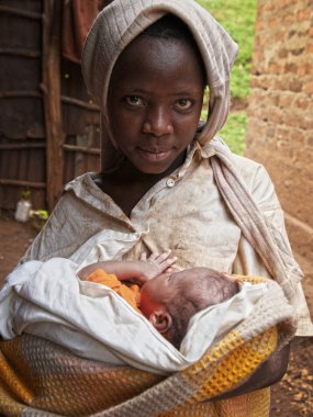 Yeni doğan bebek ile genç Afrikalı kız