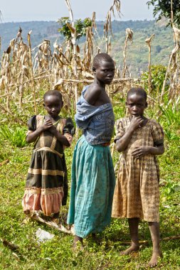 yırtık pırtık giysileri üç Afrikalı kız