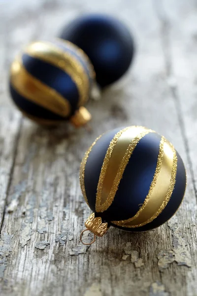 Три рождественских украшения из золота и синего — стоковое фото