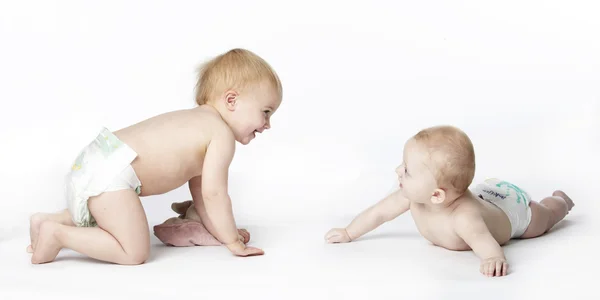 Yürümeye başlayan çocuk ve bebek beyaz arka plan üzerinde