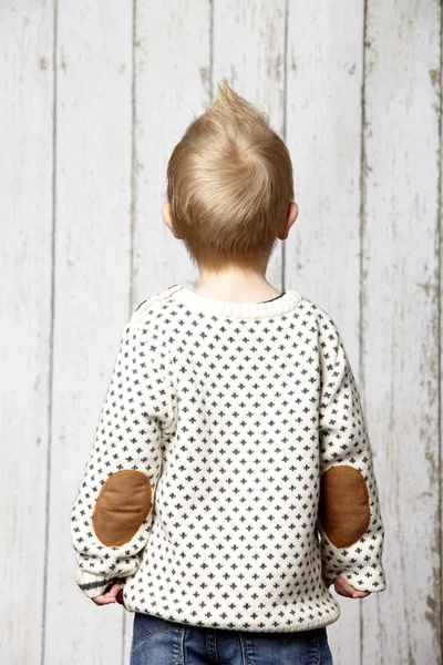 Küçük çocuk çitin arkasına adamlar arıyor