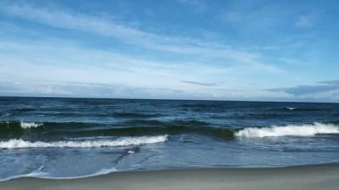 Deniz, okyanus ve dalgalar. Deniz kıyısındaki tatil beldeleri, yelkencilik, sükunet, deniz soyut şablonu.