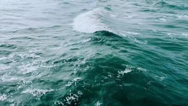 Mar Océano Con Olas Cerca Concepto Balnearios Vela Tranquilidad Patrón — Vídeo de stock