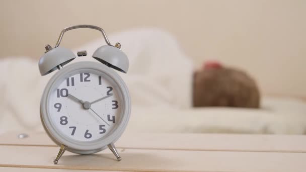 Reloj Despertador Gris Cerca Encuentra Una Mesa Madera Fondo Hay — Vídeo de stock