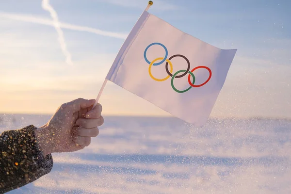 Det Olympiske Flagget Lite Hånden Flagrer Mot Bakteppet Snø Trær – stockfoto