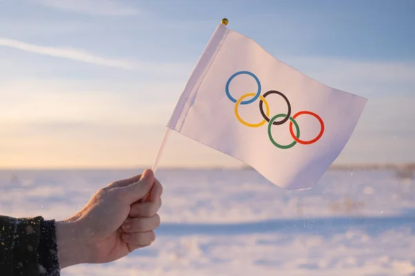 Die Olympische Fahne Klein Der Hand Flattert Vor Der Kulisse — Stockfoto