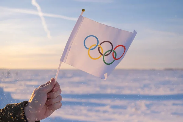 Det Olympiske Flagget Lite Hånden Flagrer Mot Bakteppet Snø Trær – stockfoto