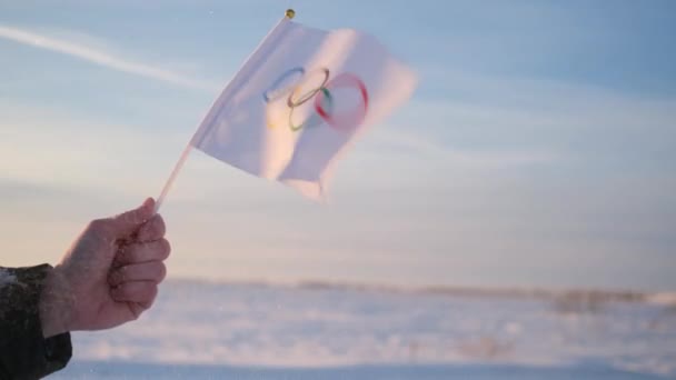 Bandera Olímpica Pequeña Mano Ondea Contra Telón Fondo Nieve Los — Vídeo de stock