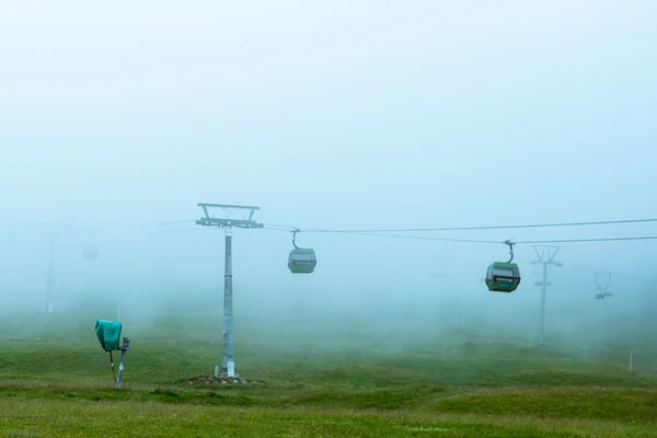 Seilbahn im Nebel im Schwarzwald — Stockfoto